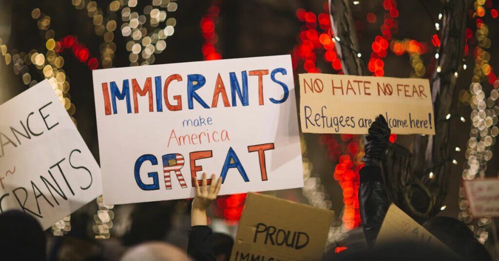 Inmigrante de la semana - Imágen con gente sosteniendo carteles
