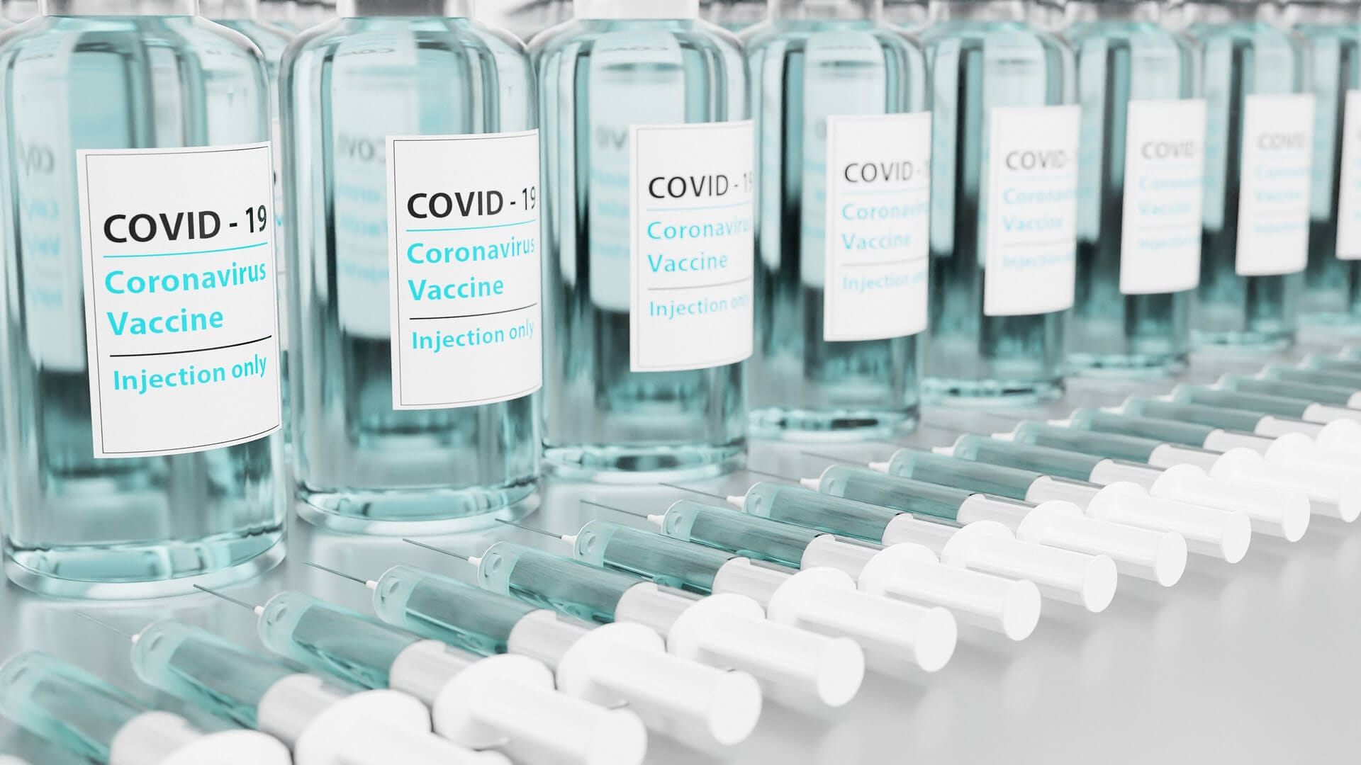 recipientes que contienen vacuna contra coronavirus (imagen ilustrativa) / Este artículo habla acerca de la farmacia Rite Aid y la aplicación de vacuna covid 19 a migrantes indocumentados