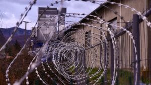 enrejado de una prisión - este articulo habla sobre los centros de detencion de ice y la pandemia por covid19