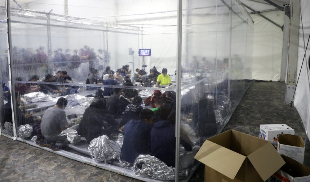 Imágenes de niños migrante en la instalación de Donna, Texas. Fotos oficiales de la CBP.
