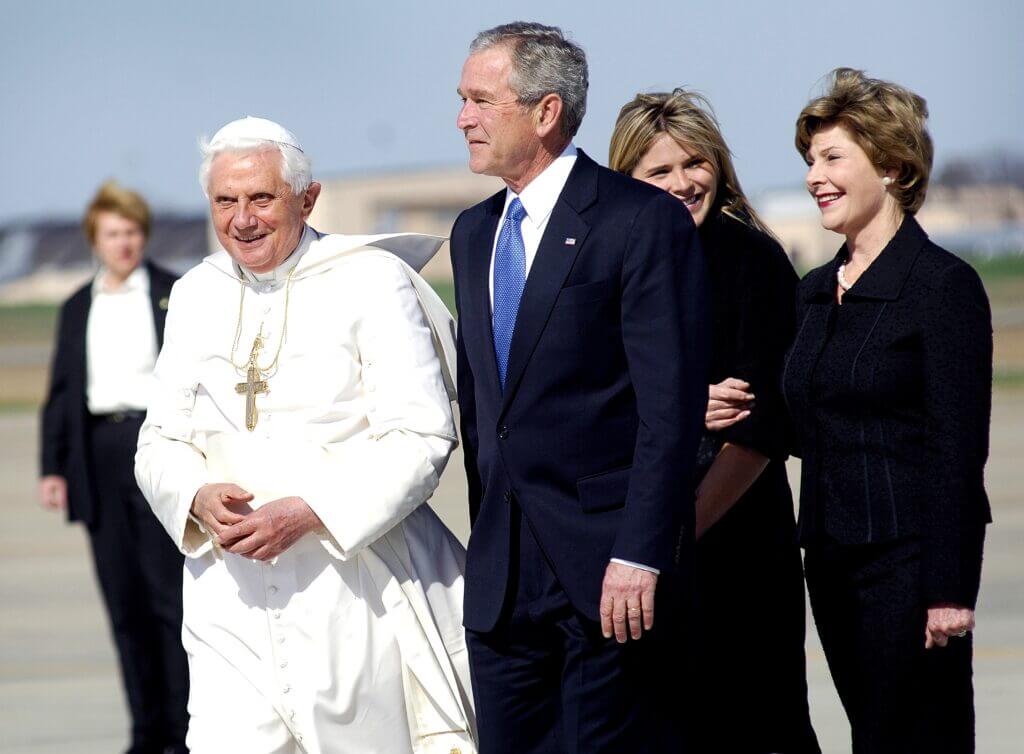 El Papa Benedicto XVI junto a George W. Bush y su familia