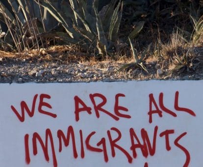La nota trata sobre el permiso de trabajo para dreamers beneficiarios del programa DACA. La imagen dice "We are all immigrants"