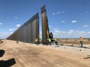 La nota informa sobre la visita de Trump a la frontera de México y Estados Unidos. La foto es del muro fronterizo. 