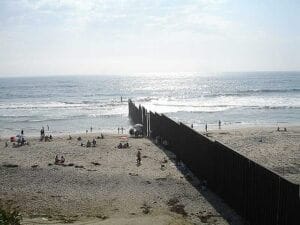 En esta nota informamos del debate sobre la apertura de frontera México Estados Unidos. La imagen es de la frontera. 