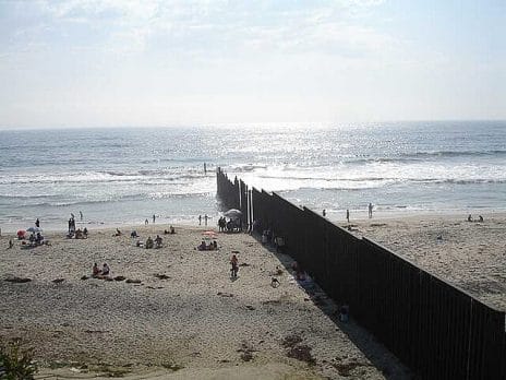 En esta nota informamos del debate sobre la apertura de frontera México Estados Unidos. La imagen es de la frontera. 