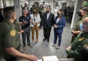 Esta nota es sobre la estrategia anunciada por la Vicepresidente Kamala Harris para abordar las causas de la migración en Estados Unidos. La imagen es de su última visita a la frontera. 