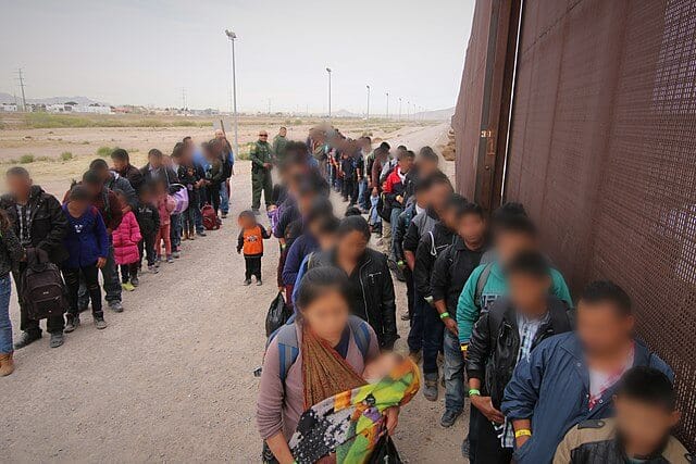 ¡Muy buenas noticias de migración para las familias separadas por Trump! La imagen es de la frontera.