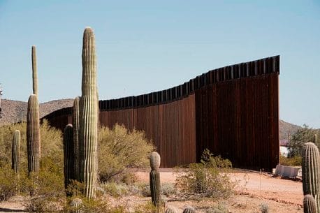 Inmigrantes detenidos en la frontera denuncian al gobierno por violencia. La imagen es del muro fronterizo.