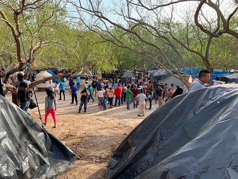 Inmigrantes detenidos en la frontera denuncian al gobierno por violencia. La imagen es de un campamento de migrantes en la frontera.