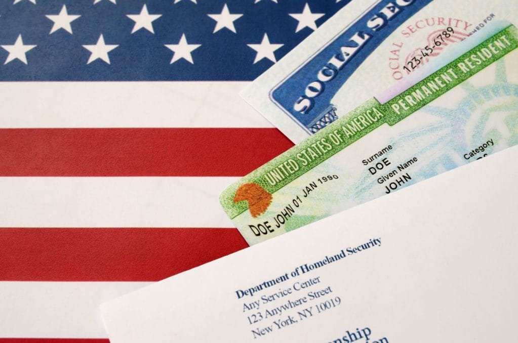 Bandera de EE.UU rodeada de documentos y cuales son mis derechos como inmigrante